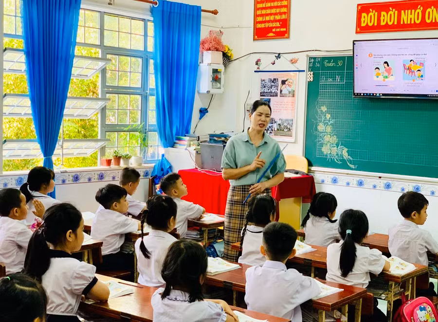 Giáo viên Trường Tiểu học Cù Chính Lan (TP. Pleiku) thường xuyên lồng ghép tuyên truyền về ATTP đến các em học sinh. Ảnh: N.N