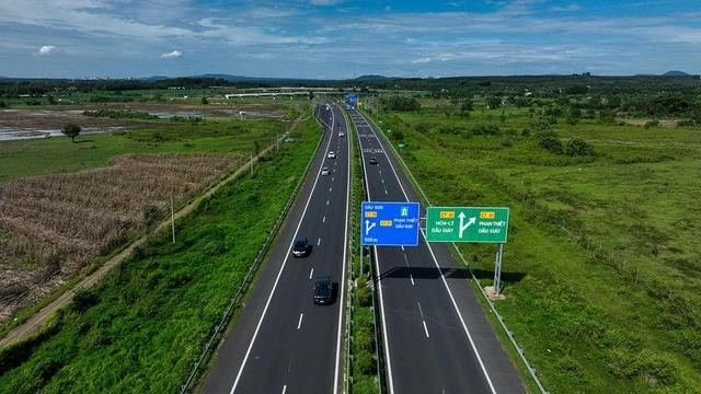 Hệ thống cao tốc liên thông tạo điều kiện cho du lịch đường bộ tăng trưởng mạnh