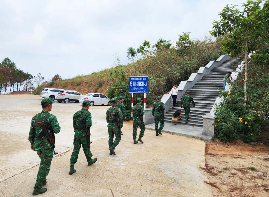 Các chiến sĩ biên phòng thực hiện tuần tra, canh gác tại cột mốc. Ảnh: D.L