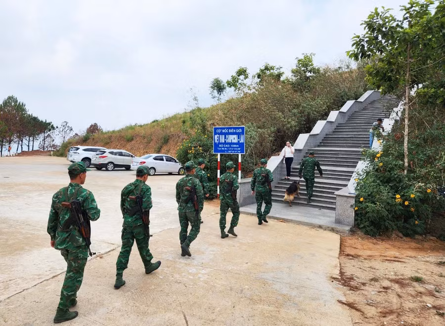 Các chiến sĩ biên phòng thực hiện tuần tra, canh gác tại cột mốc. Ảnh: D.L