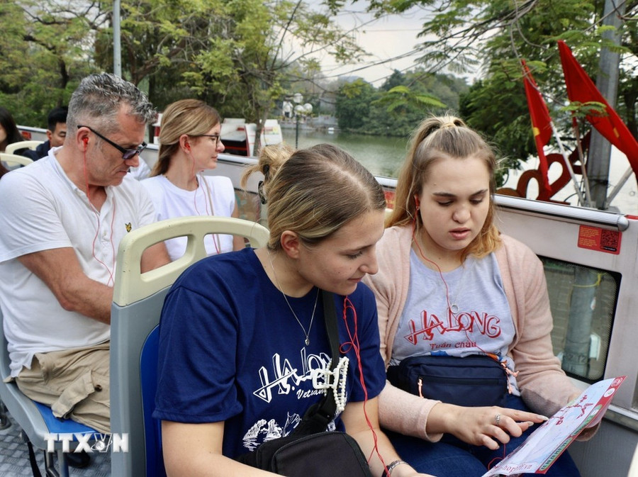 Du khách quốc tế trải nghiệm xe buýt hai tầng tại Thành phố Hồ Chí Minh. (Ảnh: Mỹ Phương/TTXVN) Du khách quốc tế trải nghiệm xe buýt hai tầng tại Thành phố Hồ Chí Minh. (Ảnh: Mỹ Phương/TTXVN)