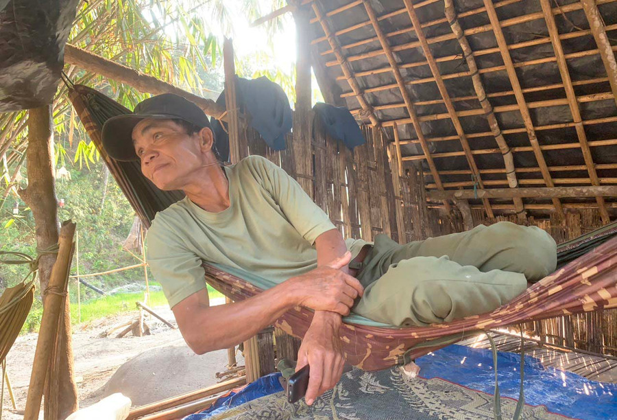 Già Thup (trú tại làng Wet, xã Chư Đang Ya, huyện Chư Păh) trong lán gác rừng trên đỉnh Prông. Ảnh: H.S