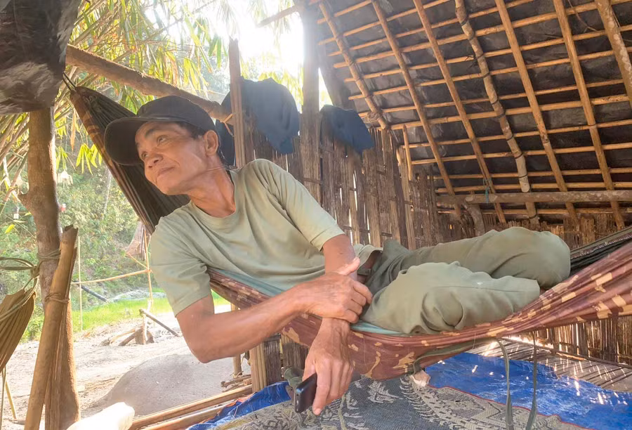Già Thup (trú tại làng Wet, xã Chư Đang Ya, huyện Chư Păh) trong lán gác rừng trên đỉnh Prông. Ảnh: H.S Già Thup (trú tại làng Wet, xã Chư Đang Ya, huyện Chư Păh) trong lán gác rừng trên đỉnh Prông. Ảnh: H.S