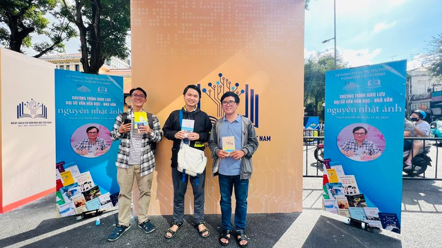 Check-in kỷ niệm được gặp gỡ nhà văn nổi tiếng, từng đoạt nhiều giải thưởng danh giá trong nước và quốc tế. Ảnh: Lương Đình