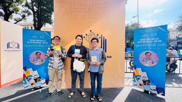 Check-in kỷ niệm được gặp gỡ nhà văn nổi tiếng, từng đoạt nhiều giải thưởng danh giá trong nước và quốc tế. Ảnh: Lương Đình