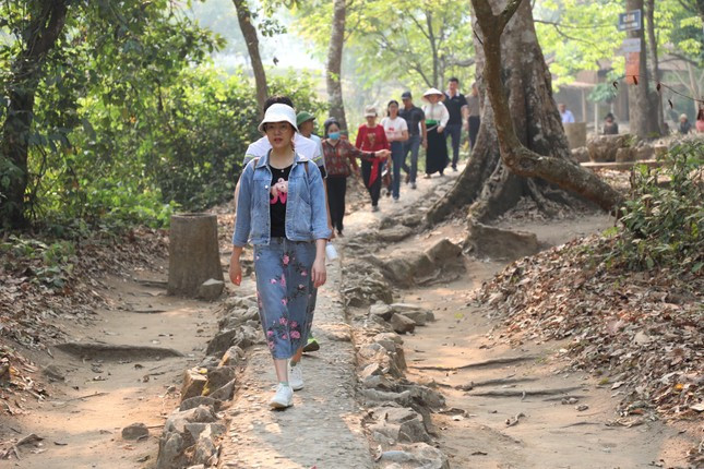 Du khách tới tham quan khu di tích lịch sử Mường Phăng.