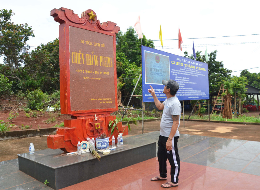 Người dân tham quan Khu di tích lịch sử Quốc gia Chiến thắng Plei Me, ở thôn Tân Thủy, xã Ia Ga, huyện Chư Prông. Ảnh: H.C