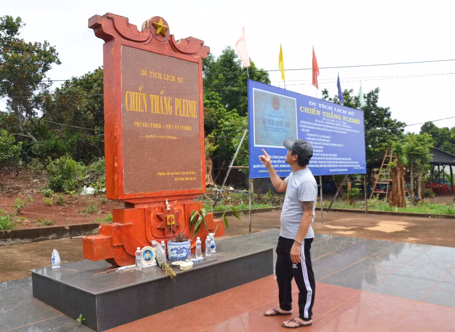 Người dân tham quan Khu di tích lịch sử Quốc gia Chiến thắng Plei Me, ở thôn Tân Thủy, xã Ia Ga, huyện Chư Prông. Ảnh: H.C