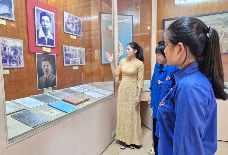 Đoàn viên, thanh niên tham quan nhà trưng bày lưu niệm Tổng Bí thư Trần Phú ở xã Tùng Ảnh, huyện Đức Thọ, tỉnh Hà Tĩnh. Ảnh: Văn Chương