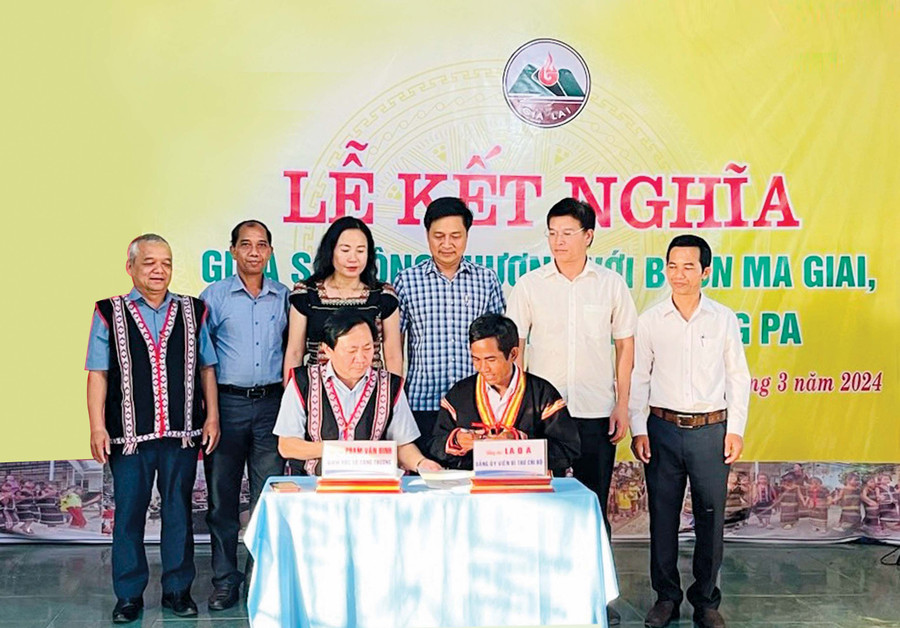 Sở Công thương và buôn Ma Giai (xã Đất Bằng, huyện Krông Pa) ký kết giao ước kết nghĩa. Ảnh: Vũ Chi Sở Công thương và buôn Ma Giai (xã Đất Bằng, huyện Krông Pa) ký kết giao ước kết nghĩa. Ảnh: Vũ Chi