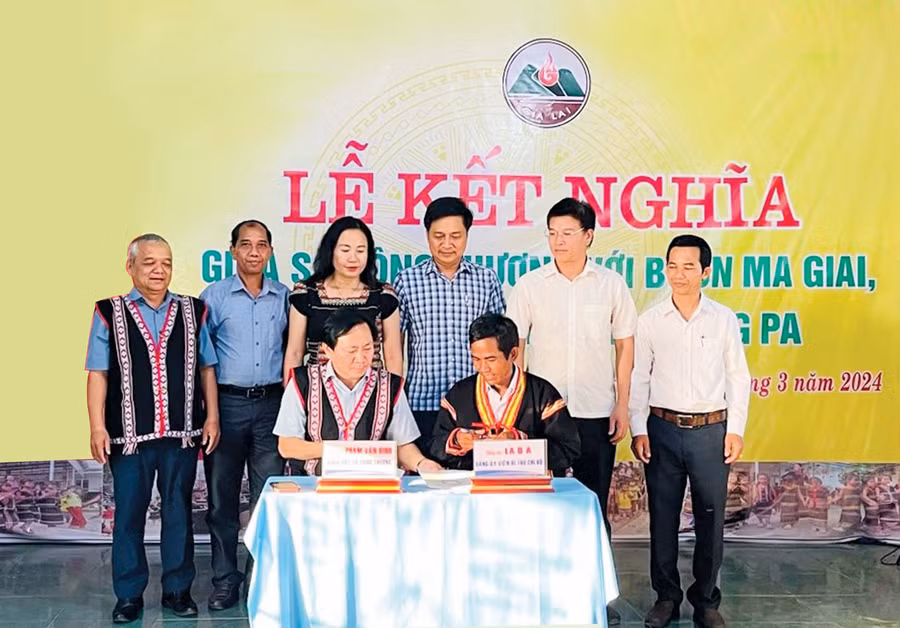 Sở Công thương và buôn Ma Giai (xã Đất Bằng, huyện Krông Pa) ký kết giao ước kết nghĩa. Ảnh: Vũ Chi