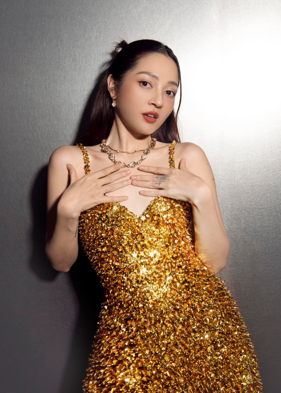 Dù sở hữu nhan sắc xinh đẹp nhưng nhiều người nhận xét Bảo Anh khá lận đận về tình cảm. Sau khi chia tay Hồ Quang Hiếu vào năm 2017, nữ ca sĩ kín tiếng hơn, từ đó tới nay chưa công khai hẹn hò. Bảo Anh từng vướng tin đồn tình cảm với Quốc Trường nhưng lên tiếng phủ nhận, cho biết giữa họ chỉ là tình cảm quý mến nhau như những người bạn Dù sở hữu nhan sắc xinh đẹp nhưng nhiều người nhận xét Bảo Anh khá lận đận về tình cảm. Sau khi chia tay Hồ Quang Hiếu vào năm 2017, nữ ca sĩ kín tiếng hơn, từ đó tới nay chưa công khai hẹn hò. Bảo Anh từng vướng tin đồn tình cảm với Quốc Trường nhưng lên tiếng phủ nhận, cho biết giữa họ chỉ là tình cảm quý mến nhau như những người bạn