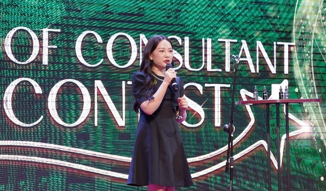 Thí sinh Nguyễn Thị Thanh Tâm, giải vàng hạng mục KOC, đang thể hiện phần thi và trả lời các câu hỏi từ ban giám khảo. Ảnh: BTC Thí sinh Nguyễn Thị Thanh Tâm, giải vàng hạng mục KOC, đang thể hiện phần thi và trả lời các câu hỏi từ ban giám khảo. Ảnh: BTC