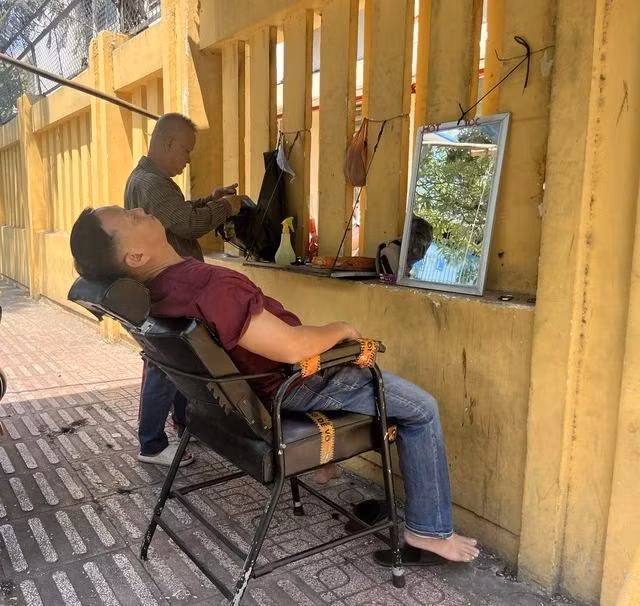 Những tiệm cắt tóc vỉa hè là một nét đặc trưng của đường phố TP.HCM Những tiệm cắt tóc vỉa hè là một nét đặc trưng của đường phố TP.HCM