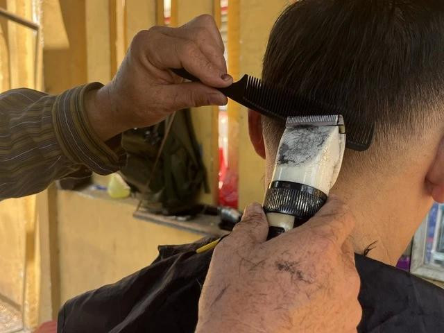 Nhiều năm nay, ông Tùng đã chuyển sang loại tông đơ điện không dây để tạo cho khách hàng sự thoải mái cũng như cho ra kiểu tóc đẹp hơn