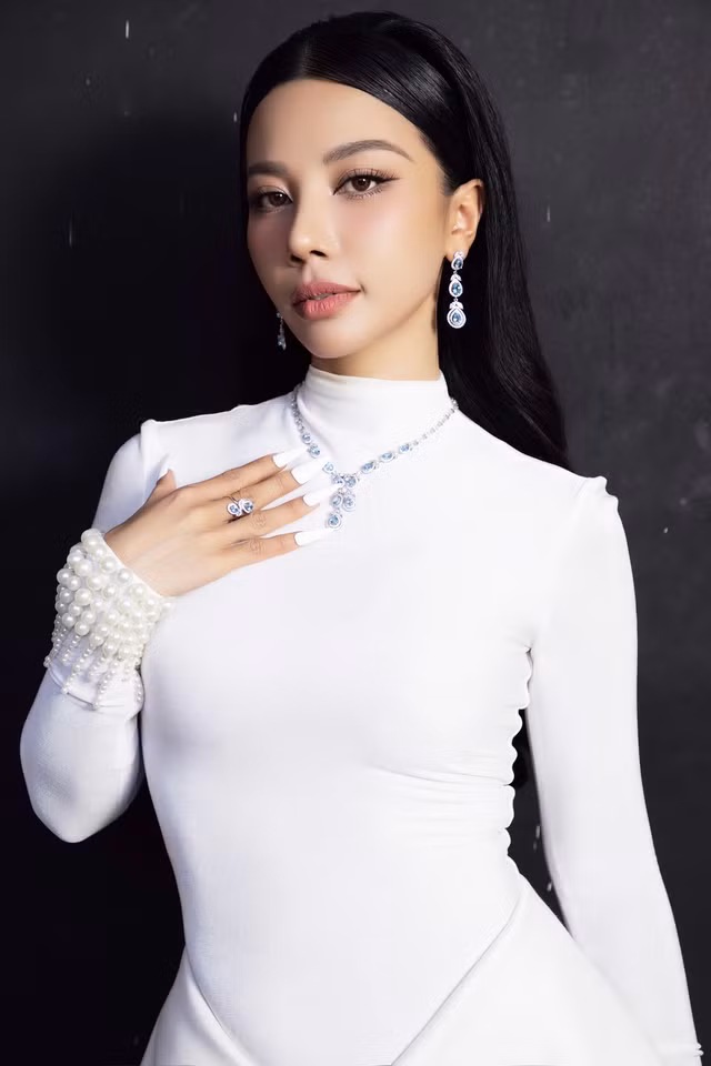 Phượng Vũ, giọng ca "ngậm kẹo" gây sốt mạng xã hội, đã có album đầu tay sau 9 năm theo nghề Phượng Vũ, giọng ca "ngậm kẹo" gây sốt mạng xã hội, đã có album đầu tay sau 9 năm theo nghề