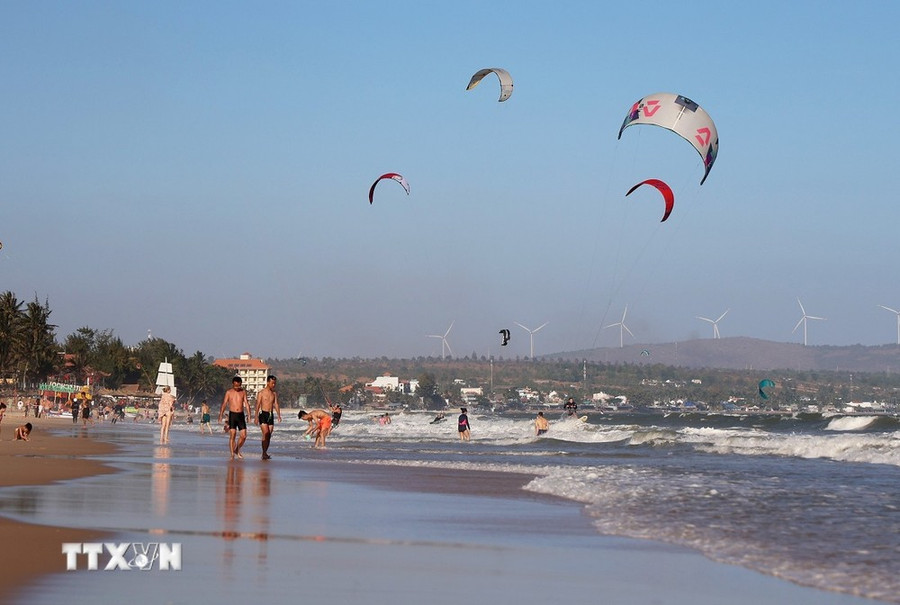 Khách du lịch có thể đến Mũi Né quanh năm, mỗi mùa “thiên đường biển” lại mang một vẻ đẹp khác nhau. (Ảnh: Hồng Đạt/TTXVN) Khách du lịch có thể đến Mũi Né quanh năm, mỗi mùa “thiên đường biển” lại mang một vẻ đẹp khác nhau. (Ảnh: Hồng Đạt/TTXVN)