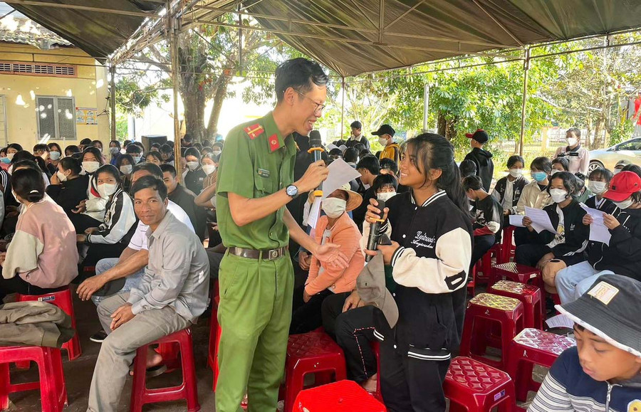 Công an huyện Đak Đoa tuyên truyền, phổ biến pháp luật cho học sinh trên địa bàn huyện. Ảnh: R.H
