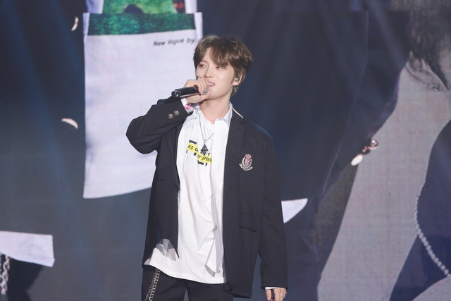 Kim Jae Joong gợi nhắc hình ảnh thời mới debut khi trình diễn bản hit Hug của DBSK ra mắt năm 2003