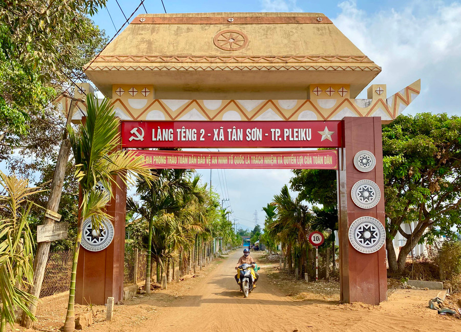 Con đường khang trang vào làng Têng 2 (xã Tân Sơn, TP. Pleiku). Ảnh: H.D Con đường khang trang vào làng Têng 2 (xã Tân Sơn, TP. Pleiku). Ảnh: H.D