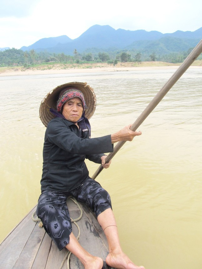 Người phụ nữ một đời chèo đò trên sông Vu Gia - ảnh Nam Cường