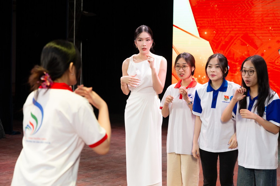 Á hậu Phương Anh giao lưu cùng các em sinh viên Đại học Văn hóa Thành phố Hồ Chí Minh. (Ảnh: CTV/Vietnam+) Á hậu Phương Anh giao lưu cùng các em sinh viên Đại học Văn hóa Thành phố Hồ Chí Minh. (Ảnh: CTV/Vietnam+)