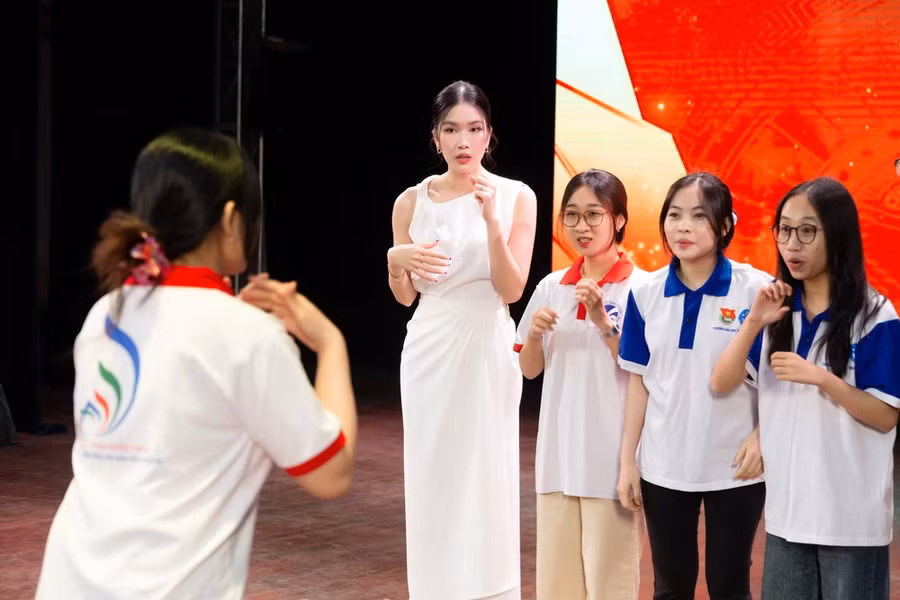 Á hậu Phương Anh giao lưu cùng các em sinh viên Đại học Văn hóa Thành phố Hồ Chí Minh. (Ảnh: CTV/Vietnam+)