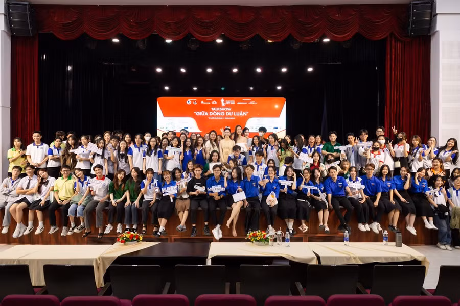 Talk show “Giữa dòng dư luận”. (Ảnh: CTV/Vietnam+)