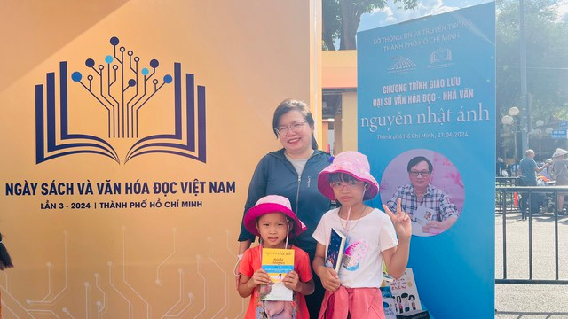 Điều thú vị rất đặc biệt ở trang sách Nguyễn Nhật Ánh chính là sự cuốn hút bạn đọc ở độ tuổi trưởng thành lẫn các em thiếu nhi. Ảnh: Lương Đình