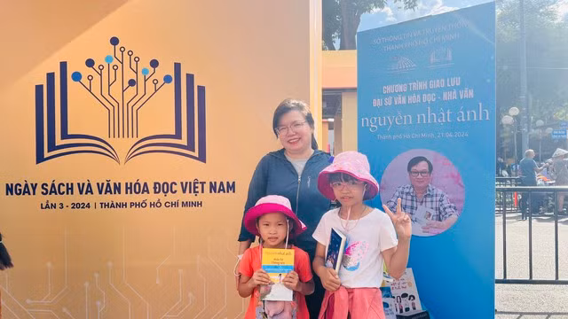 Điều thú vị rất đặc biệt ở trang sách Nguyễn Nhật Ánh chính là sự cuốn hút bạn đọc ở độ tuổi trưởng thành lẫn các em thiếu nhi. Ảnh: Lương Đình