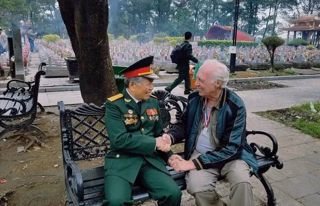 Ông Matthew gặp gỡ cựu chiến binh Việt Nam