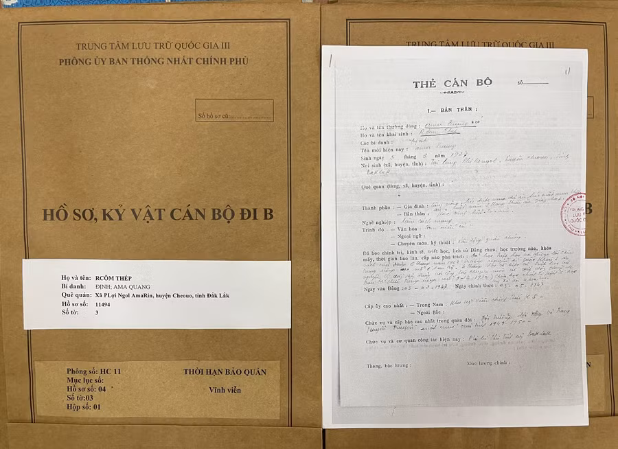 Hồ sơ, kỷ vật đi B của ông Rcom Thép. Ảnh: P.D