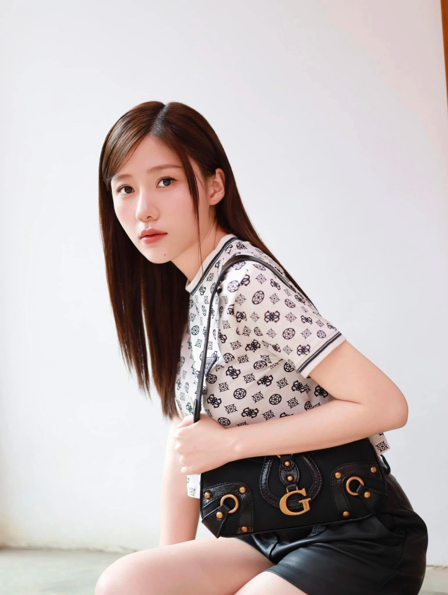 Dù là em gái Trấn Thành nhưng Huỳnh Uyển Ân không "dựa hơi" anh trai mà luôn nỗ lực để khẳng định bản thân. Khi mới bước chân vào nghệ thuật, nữ diễn viên tiết lộ cô từng đóng vai quần chúng không thoại, đi casting, tìm kiếm cơ hội để được tham gia phim không biết bao nhiêu lần Dù là em gái Trấn Thành nhưng Huỳnh Uyển Ân không "dựa hơi" anh trai mà luôn nỗ lực để khẳng định bản thân. Khi mới bước chân vào nghệ thuật, nữ diễn viên tiết lộ cô từng đóng vai quần chúng không thoại, đi casting, tìm kiếm cơ hội để được tham gia phim không biết bao nhiêu lần