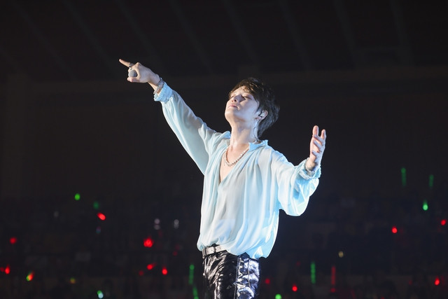 Ngôi sao 8X khoe khả năng hát live máu lửa trước fan Việt