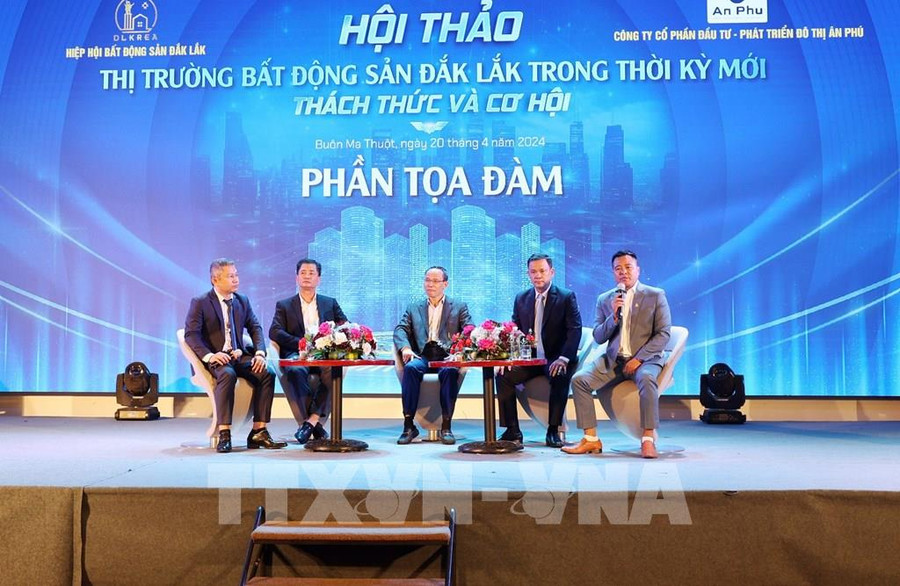 Các diễn giả, chuyên gia thảo luận tại hội thảo. Ảnh: Hoài Thu – TTXVN