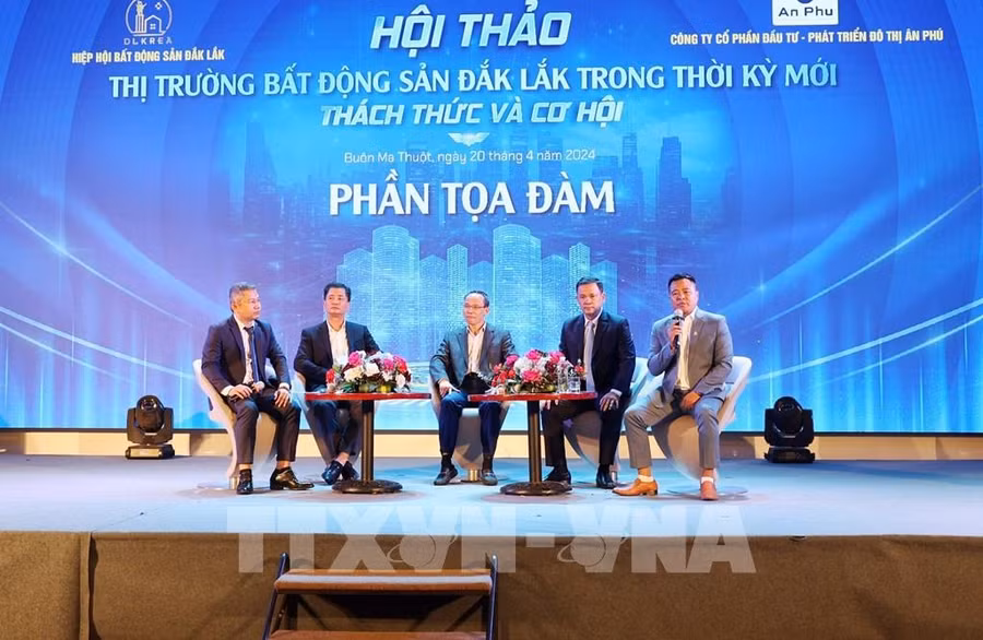 Các diễn giả, chuyên gia thảo luận tại hội thảo. Ảnh: Hoài Thu – TTXVN