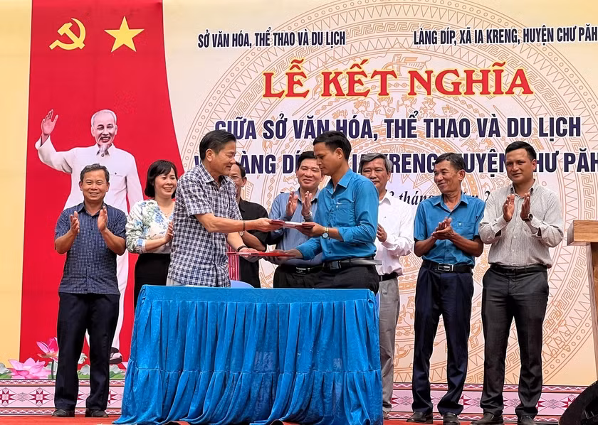 Lễ kết nghĩa giữa Sở Văn hóa-Thể thao và Du lịch với làng Díp (xã Ia Kreng, huyện Chư Păh). Ảnh: Minh Châu
