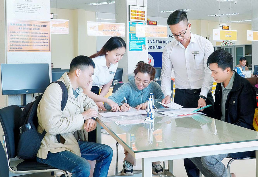 Cán bộ, nhân viên tại Trung tâm Phục vụ hành chính công tỉnh hướng dẫn người dân làm thủ tục hành chính. Ảnh: Đức Thụy Cán bộ, nhân viên tại Trung tâm Phục vụ hành chính công tỉnh hướng dẫn người dân làm thủ tục hành chính. Ảnh: Đức Thụy