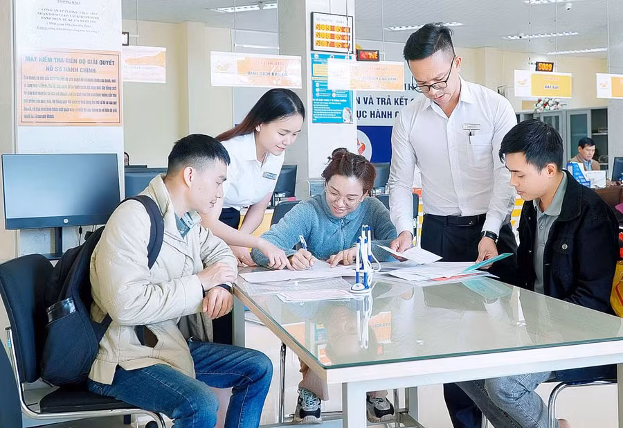 Cán bộ, nhân viên tại Trung tâm Phục vụ hành chính công tỉnh hướng dẫn người dân làm thủ tục hành chính. Ảnh: Đức Thụy