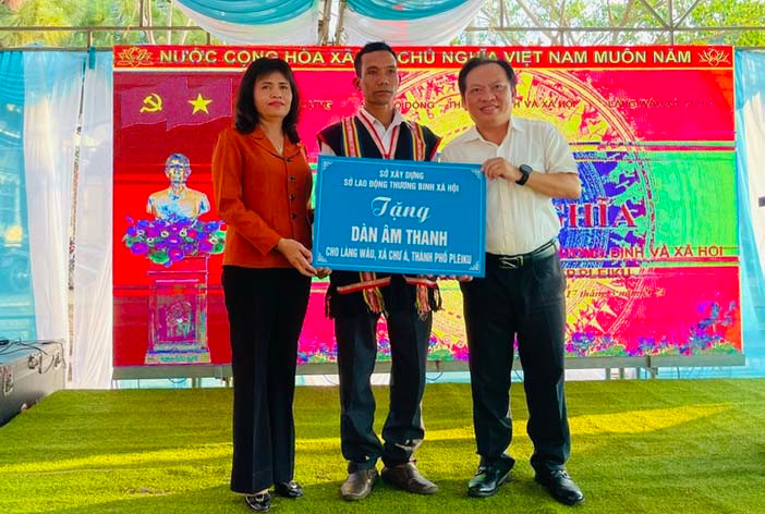 Sở Xây dựng, Sở Lao động-Thương binh và Xã hội đã tổ chức lễ kết nghĩa với làng Wâu . Ảnh: N.H Sở Xây dựng, Sở Lao động-Thương binh và Xã hội đã tổ chức lễ kết nghĩa với làng Wâu . Ảnh: N.H