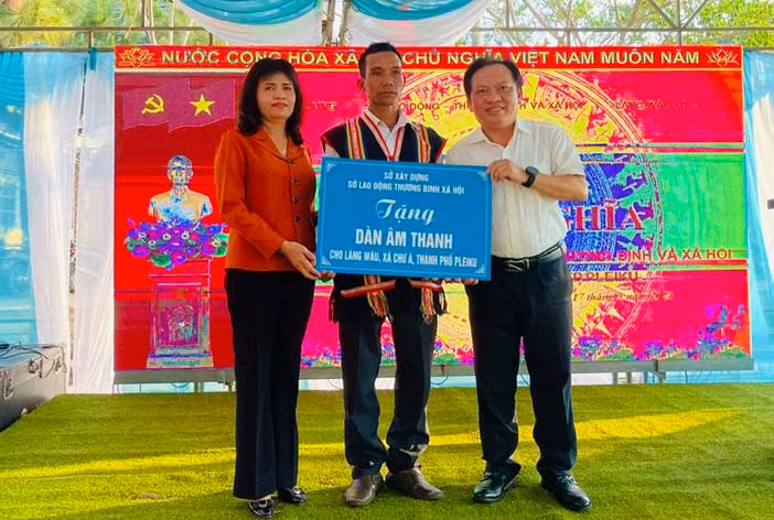 Sở Xây dựng, Sở Lao động-Thương binh và Xã hội đã tổ chức lễ kết nghĩa với làng Wâu . Ảnh: N.H