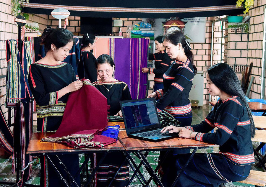 Câu lạc bộ dệt thổ cẩm làng Phung (xã Biển Hồ) ứng dụng mạng xã hội để quảng bá, giới thiệu sản phẩm, qua đó mở rộng thị trường tiêu thụ. Ảnh: N.S Câu lạc bộ dệt thổ cẩm làng Phung (xã Biển Hồ) ứng dụng mạng xã hội để quảng bá, giới thiệu sản phẩm, qua đó mở rộng thị trường tiêu thụ. Ảnh: N.S