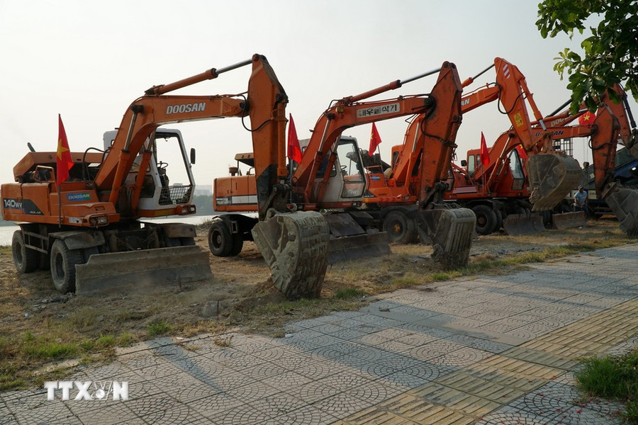 Nhà thầu huy động máy móc phục vụ thi công. (Ảnh: Quốc Dũng/TTXVN) Nhà thầu huy động máy móc phục vụ thi công. (Ảnh: Quốc Dũng/TTXVN)