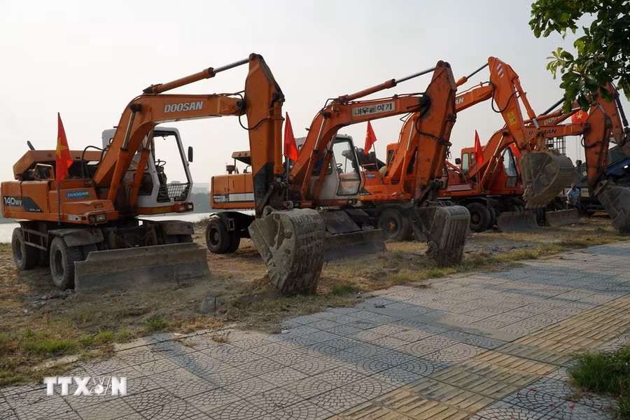 Nhà thầu huy động máy móc phục vụ thi công. (Ảnh: Quốc Dũng/TTXVN)
