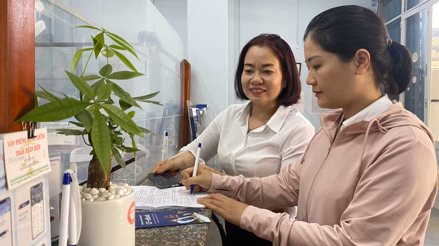 Khách hàng được cán bộ Quỹ TDND tư vấn lựa chọn món vay phù hợp với nhu cầu và khả năng tài chính. Ảnh: S.C