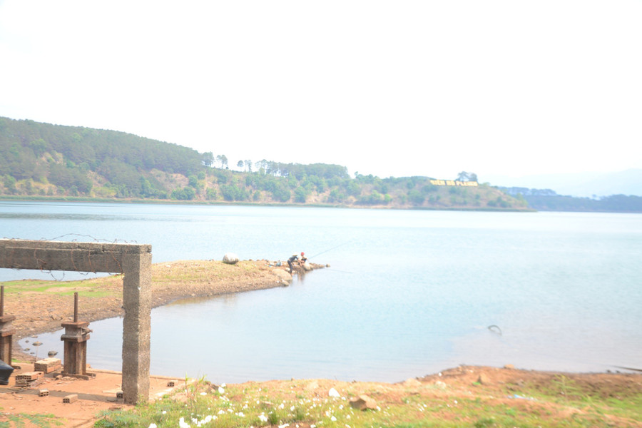 Mực nước Biển Hồ A, TP Pleiku xuống thấp hơn những năm trước. Ảnh: H.C Mực nước Biển Hồ A, TP Pleiku xuống thấp hơn những năm trước. Ảnh: H.C