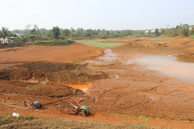 Hồ chứa nước trên địa bàn H.Đắk Mil (Đắk Nông) cạn trơ đáy do nắng nóng kéo dài Hồ chứa nước trên địa bàn H.Đắk Mil (Đắk Nông) cạn trơ đáy do nắng nóng kéo dài