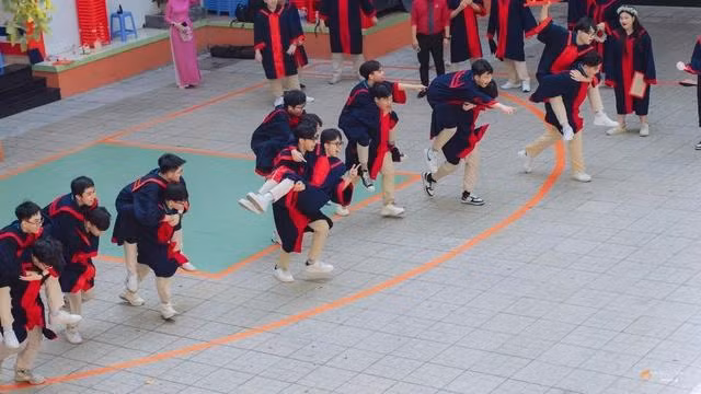 Thầy Dương gửi lời chúc thành công đến với các thành viên 12C2