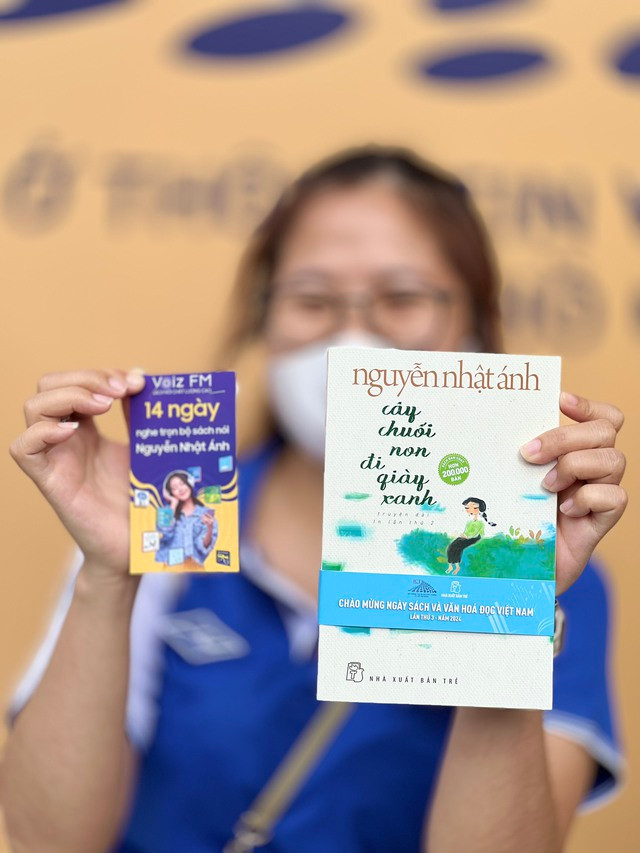 Một bạn đọc hào hứng khoe full combo: phiên bản sách giấy và sách nói tác phẩm của nhà văn Nguyễn Nhật Ánh. Ảnh: Lương Đình
