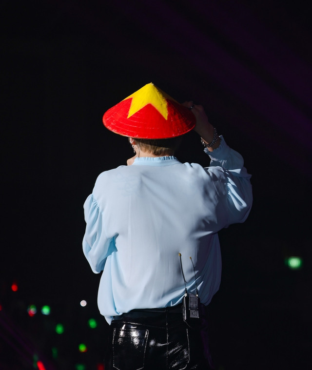 Nam thần tượng Kpop nhiệt tình giao lưu với người hâm mộ. Anh bày tỏ sự cảm kích khi fan xếp hàng, đứng đợi nhiều giờ dưới thời tiết nắng nóng của TP.HCM để vào xem concert